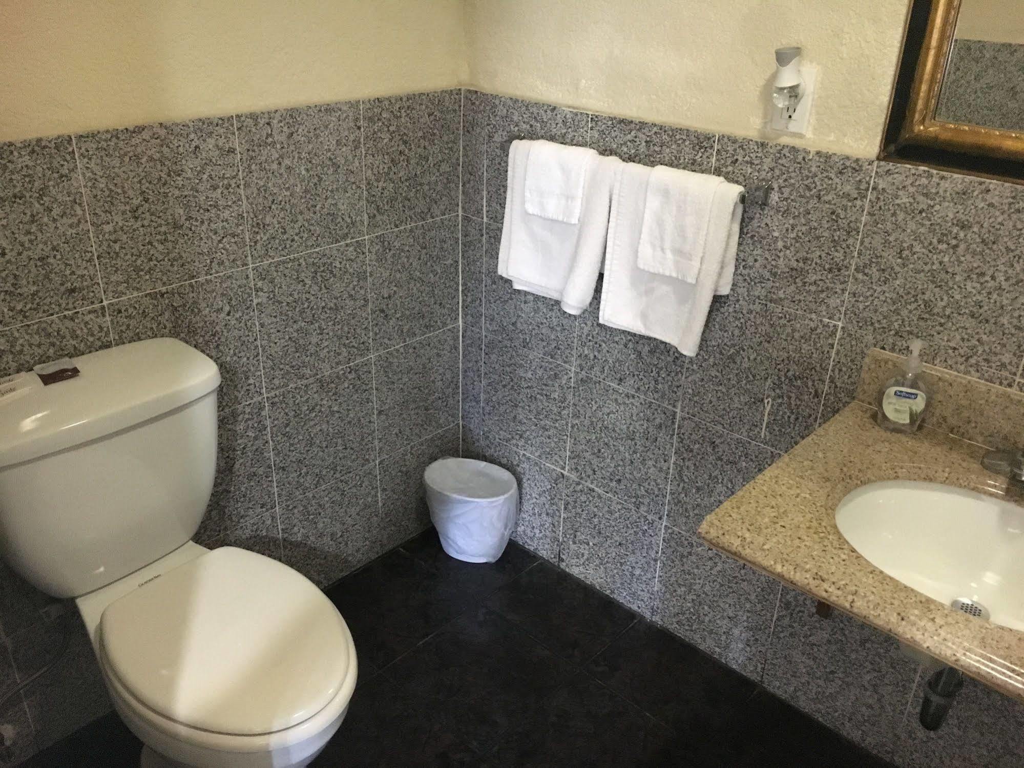 Sands Motel 2*